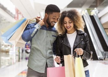 Why More Shoppers Are Choosing Online Outlets Over Traditional Malls